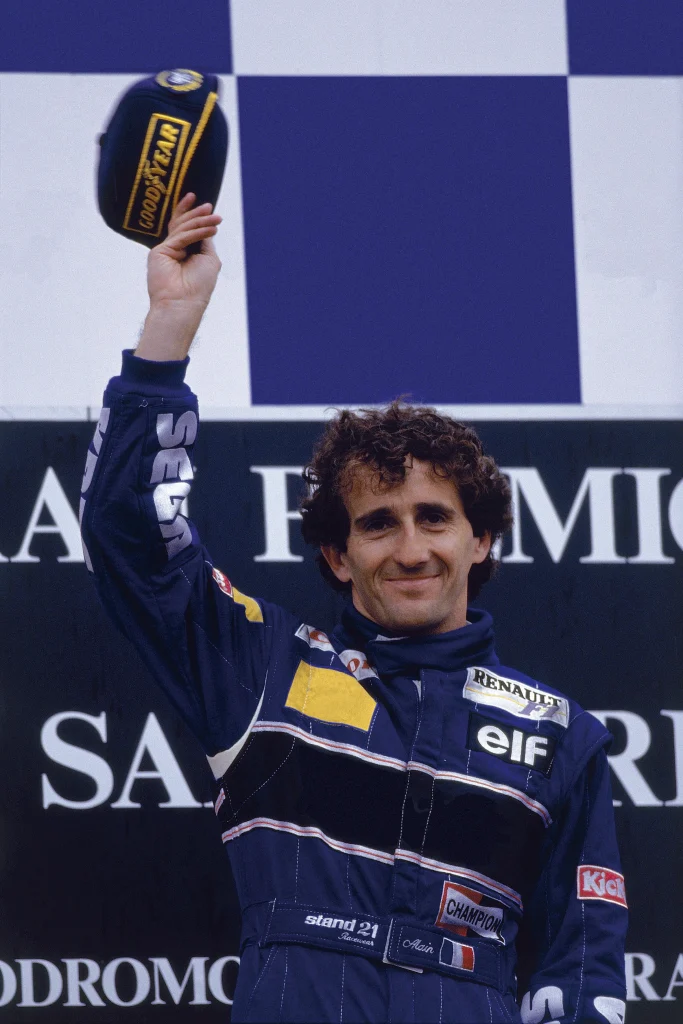 Alain Prost compitiendo en Fórmula 1 con Renault y ELF, demostrando cómo la tecnología en aceites de motor de competición respalda el aceite de auto disponible en talleres Salfa