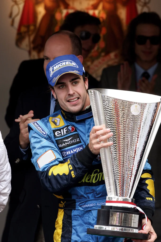 Fernando Alonso en Fórmula 1 con Renault y ELF, reflejo de la innovación en aceites de motor que hoy garantiza un mejor cambio de aceite en autos de calle