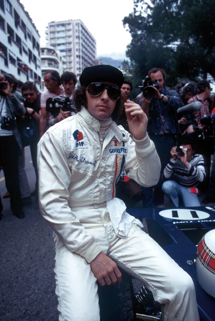 Jackie Stewart pilotando para Tyrrell con ELF en Fórmula 1, ejemplo de innovación en aceites de motor trasladada a los cambios de aceite de autos de uso diario.