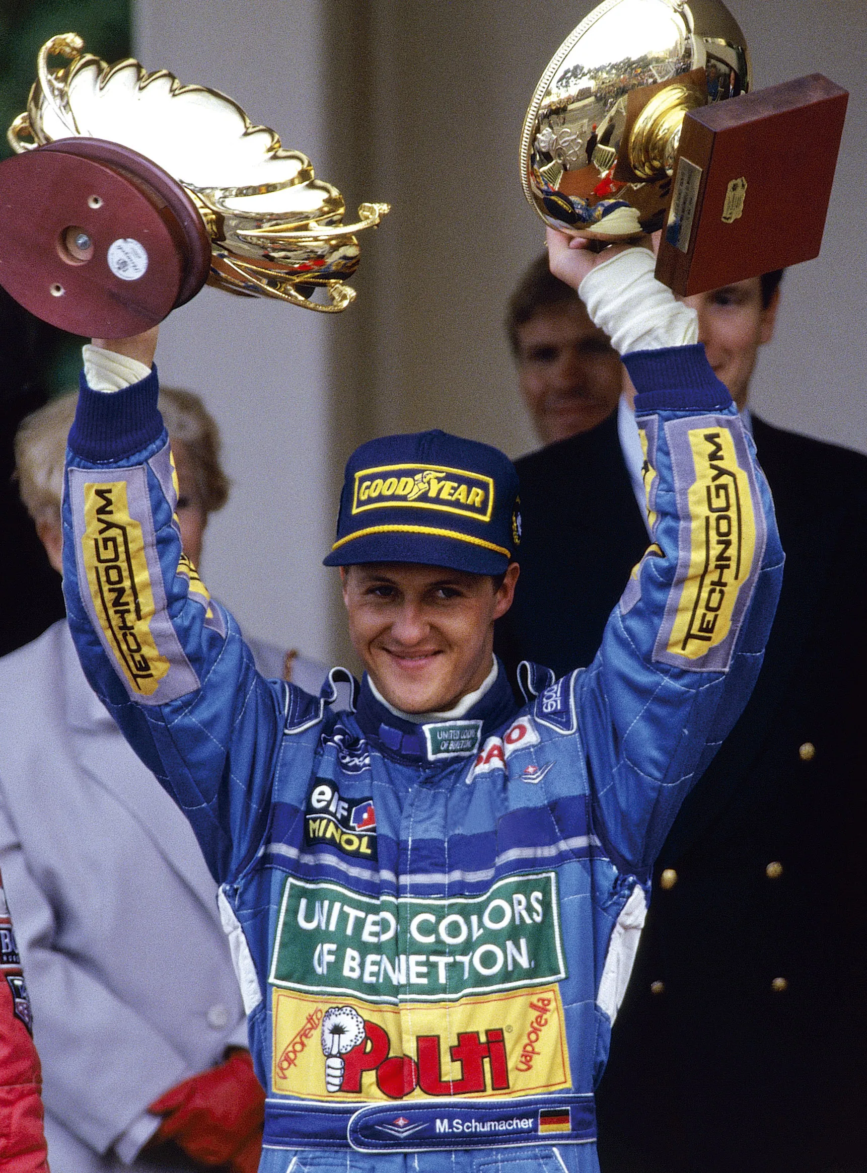 Michael Schumacher celebrando en Fórmula 1 con el equipo Benetton patrocinado por ELF, mostrando la calidad de los aceites de motor aplicados en competición y en el cambio de aceite de autos de calle.